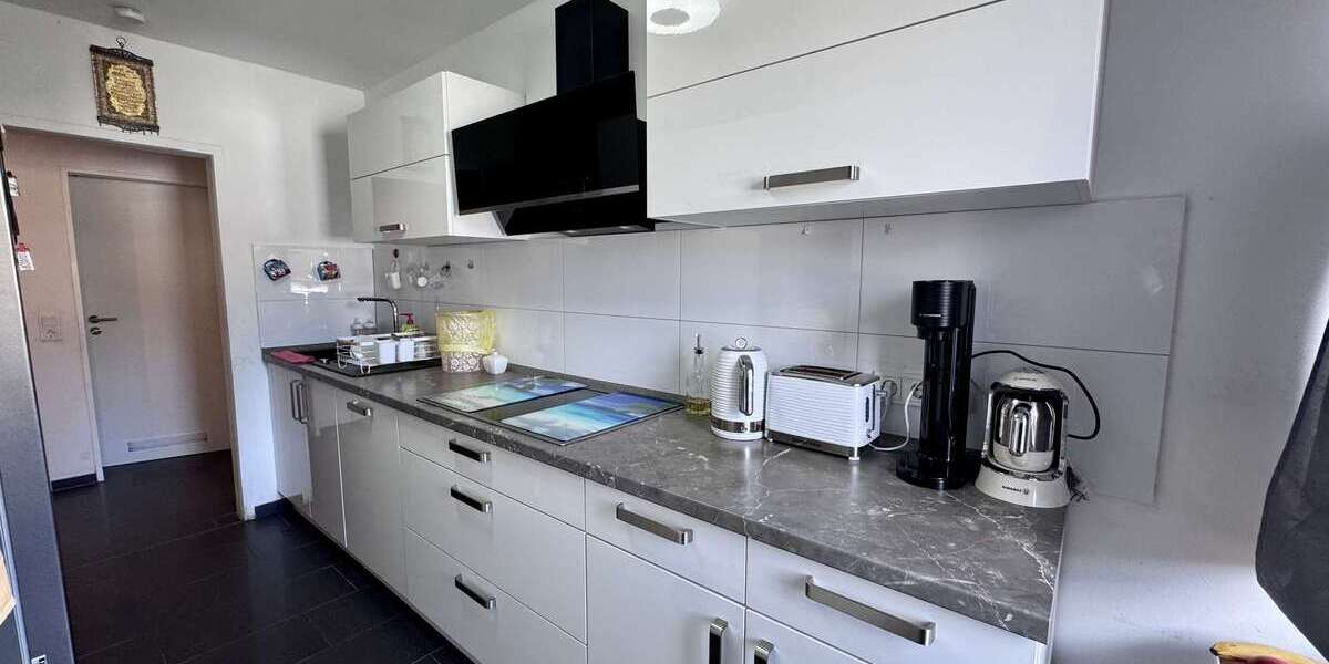 Traumhafte 3,5-Zimmer-Wohnung mit großem Balkon, herrlicher Aussicht, Garage und inkl.Einbauküche 3 zimmer