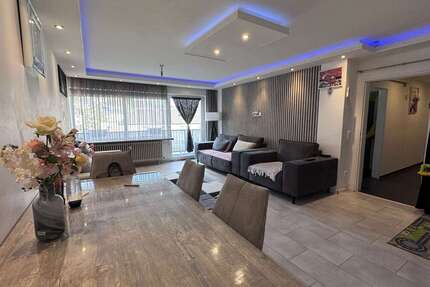 Traumhafte 3,5-Zimmer-Wohnung mit großem Balkon, herrlicher Aussicht, Garage und inkl.Einbauküche 3 zimmer