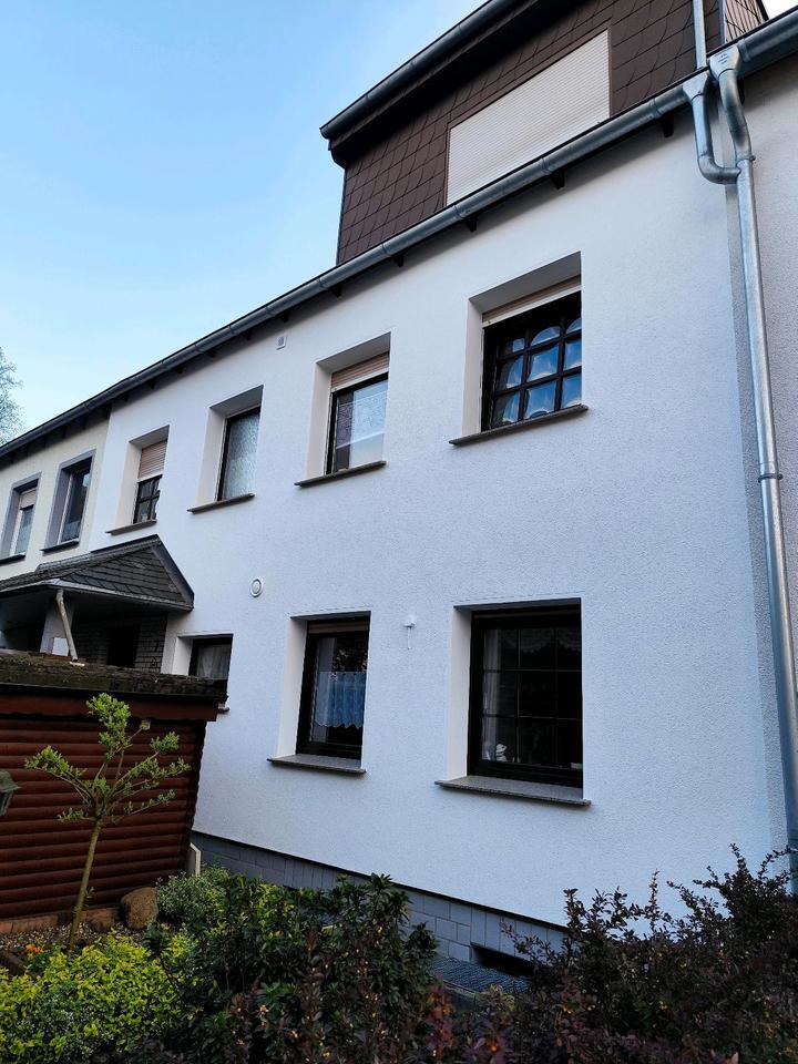 Zweifamilienhaus mit Gauben und voll Unterkellert