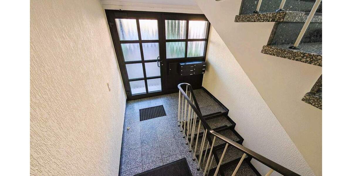 **VIEL PLATZ & POTENZIAL: 95 M² WOHNUNG MIT KAMINOFEN - SAARNER DORF FUSSLÄUFIG (ohne Provision!)** 3 zimmer