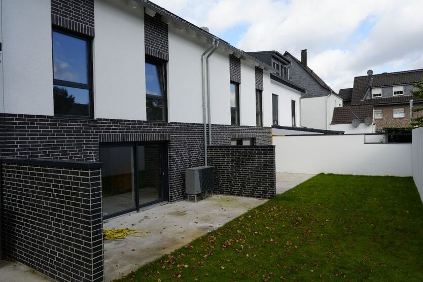 Provisionsfrei* Neubau Einfamilienhaus mit PV 10,4 KW integrierter Garage Energiebedarf 22,4 kWhm2a