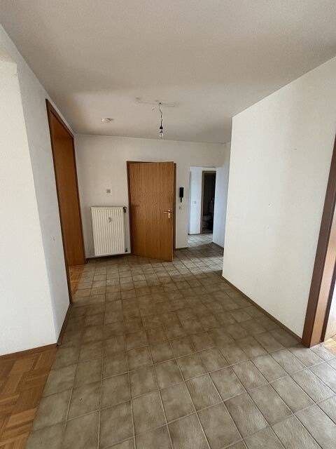 Große leerstehende 3,5 Zi.- Wohnung in ruhiger Top-Lage mit großem Balkon und Garage