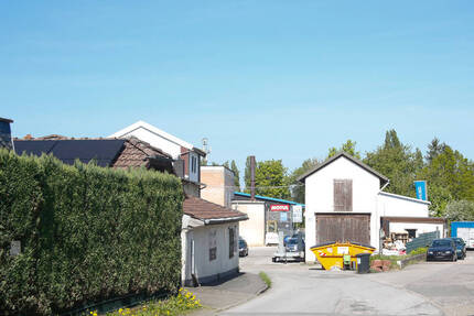 Zweifamilienhaus mit zusätzlichen Gewerbehallen