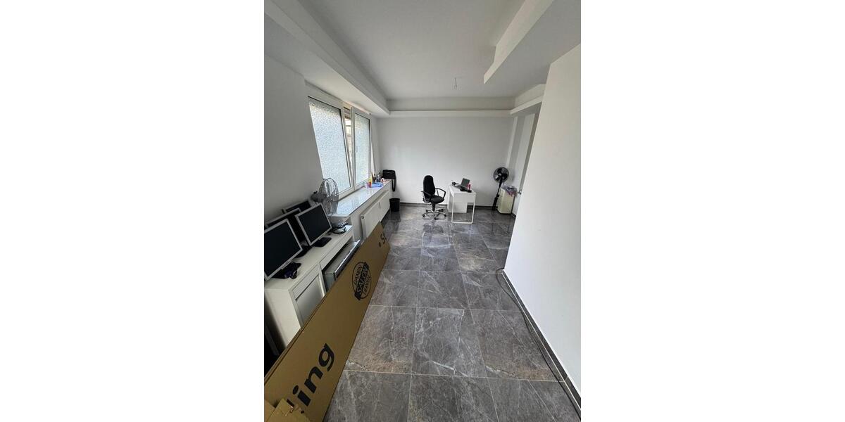 Saniertes Ladenlokal mit großer Straßenfront in OB-Sterkrade | zimmer