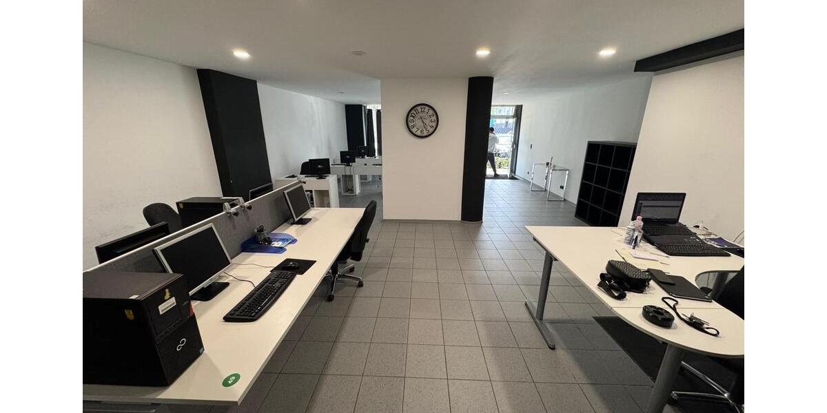 Saniertes Ladenlokal mit großer Straßenfront in OB-Sterkrade | zimmer