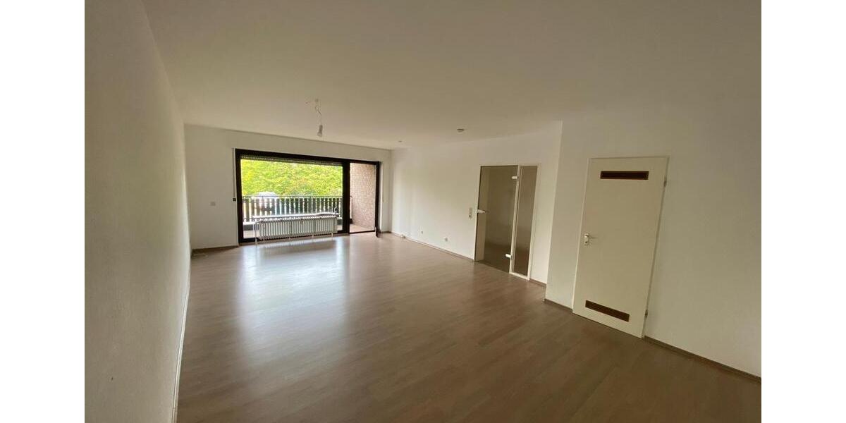 Erdgeschoß Wohnung Balkon Einbauküche PKW Stellplatz in Top Lage 1 zimmer