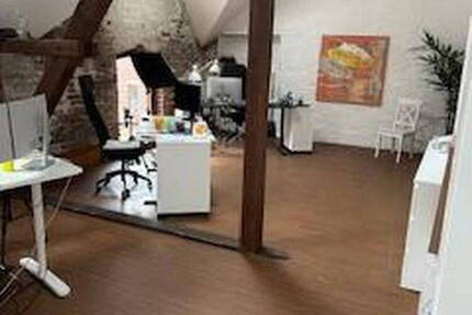 Schickes kleines Büro, stilvoll mit hohen Decken viel Licht