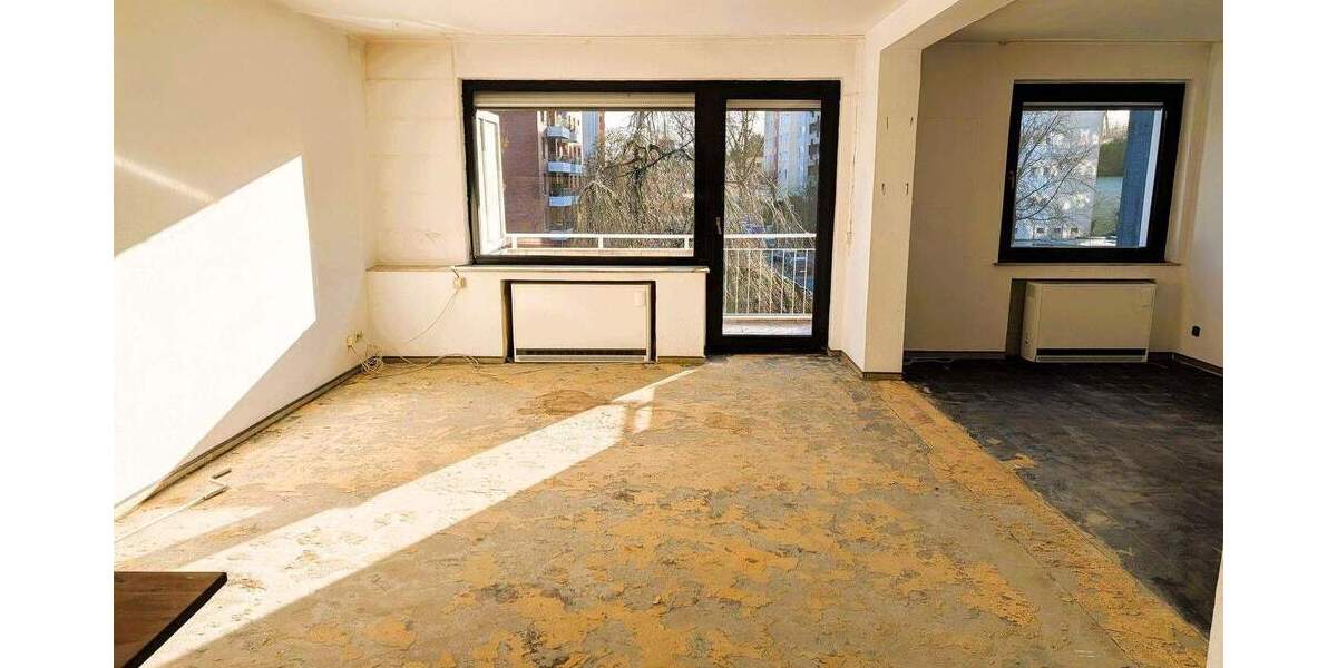 **VIEL PLATZ & POTENZIAL: 95 M² WOHNUNG MIT KAMINOFEN - SAARNER DORF FUSSLÄUFIG (ohne Provision!)** 3 zimmer