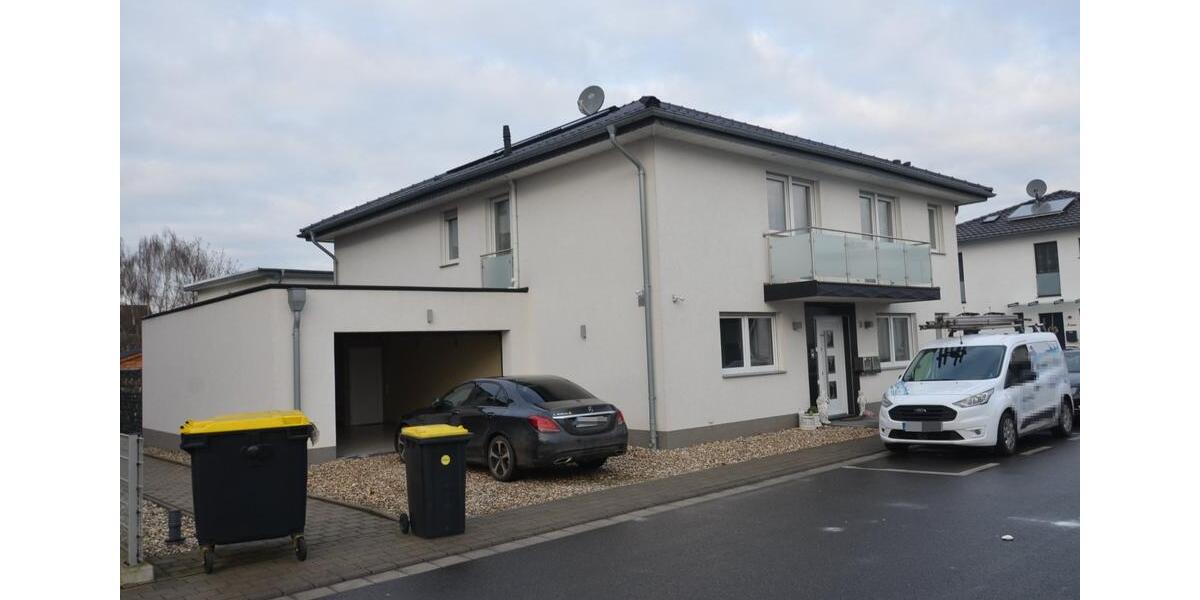 Großzügiges Zweifamilienhaus in Kamp-Lintfort 9 zimmer