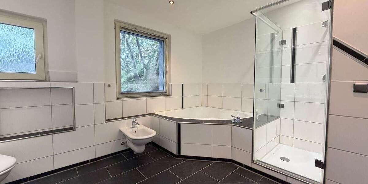 Dreifamilienhaus in Oberhausen-Lirich mit Garten, Dachterrasse und 296 m² Bauland inklusive - Mehrfamilienhaus, Wohnhaus Oberhausen Alstaden | Angebot:27493794