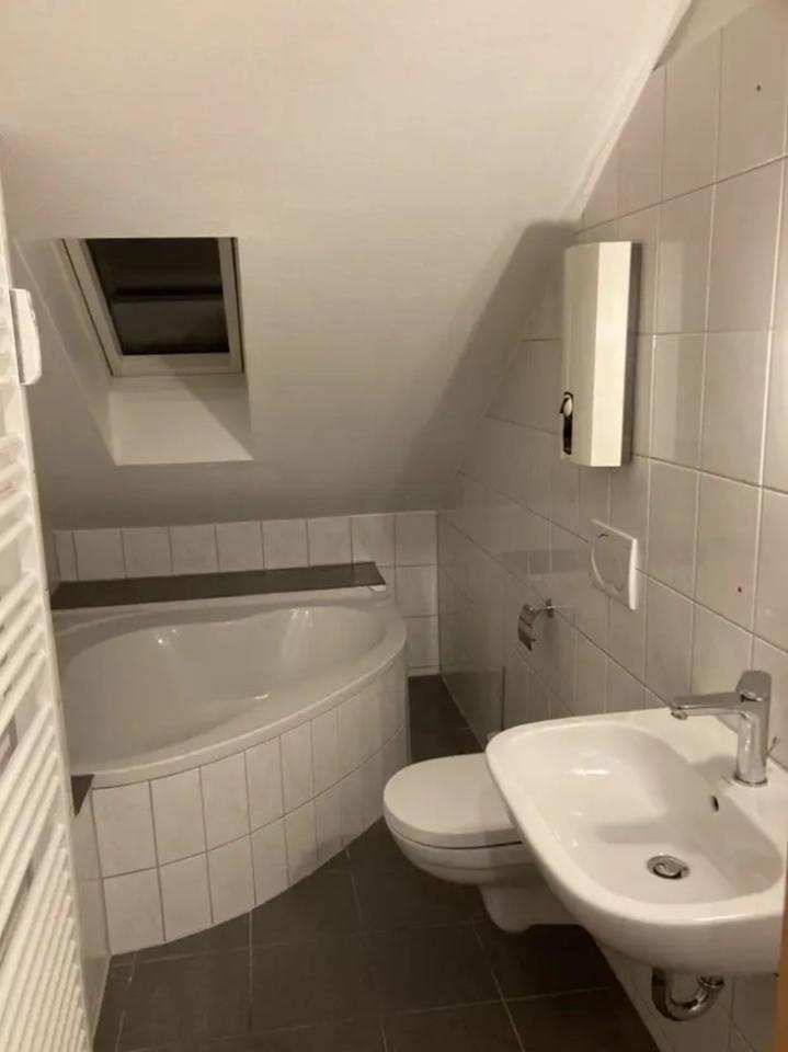 2,5-Zimmer-Dachgeschosswohnung zzgl. Kfz-Stellplatz ab 01.01.2026 zimmer