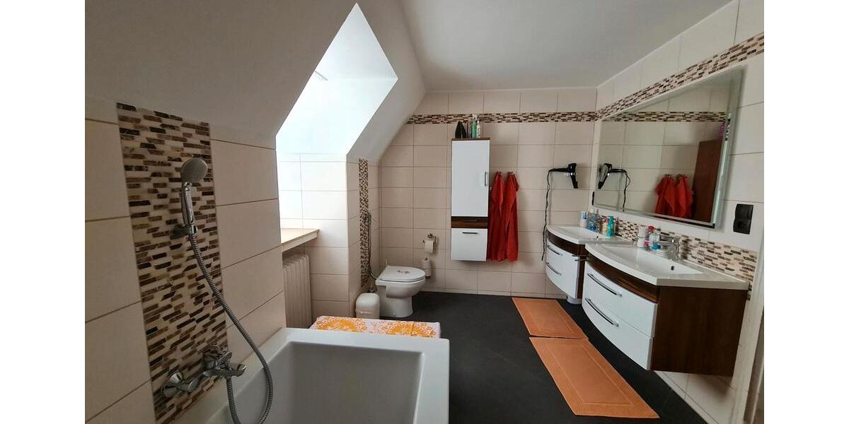 Einfamilienhaus Duisburg Rheinhausen - 9 Zimmer, 220 m&sup2;, 1.360&euro; | Angebot:27618833