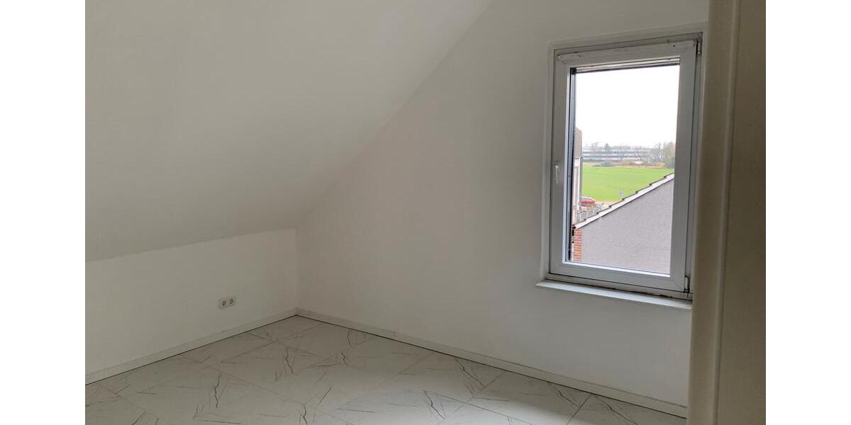 Dachgeschoßwohnung Oberhausen Schmachtendorf - 3.5 Zimmer, 85 m&sup2;, 850&euro; | Angebot:26122522