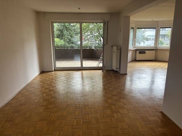 Große leerstehende 3,5 Zi.- Wohnung in ruhiger Top-Lage mit großem Balkon und Garage