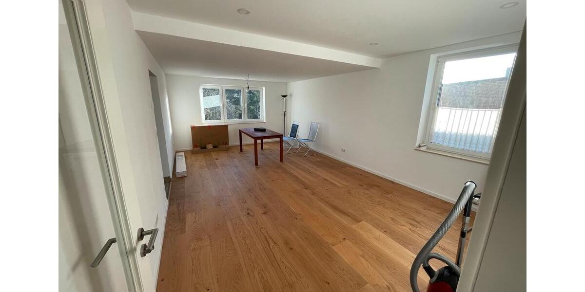 RE: kernsanierte Wohnung ca 85 qm + Dachterrasse 3 zimmer