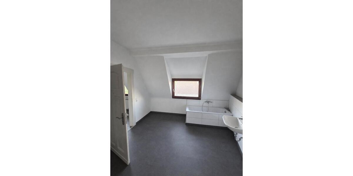 Dachgeschoßwohnung Duisburg Mittelmeiderich - 3 Zimmer, 93 m&sup2;, 750&euro; | Angebot:26414549