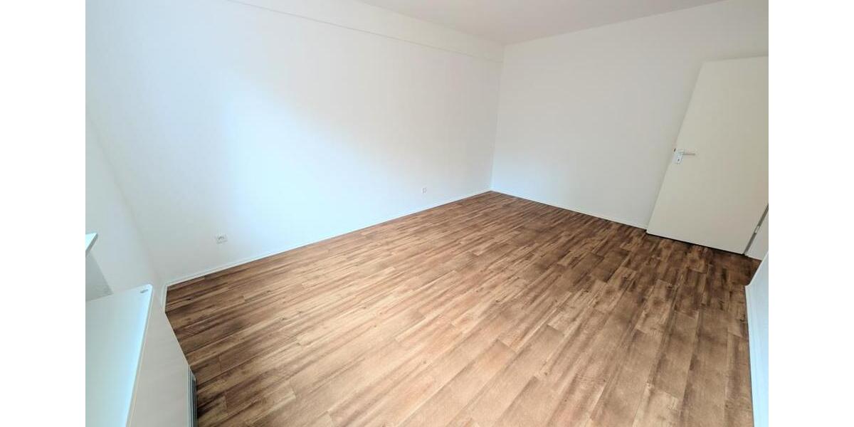 **Was will man mehr? +Balkon +frisch gestrichen +Laminat +modernes Badezimmer** 3 zimmer