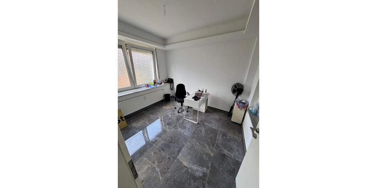 Saniertes Ladenlokal mit großer Straßenfront in OB-Sterkrade | zimmer