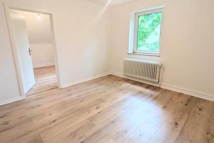 **Frisch renoviert: Helle DG-Wohnung mit Tageslichtbad und eigenem Gartenabteil** 3 zimmer