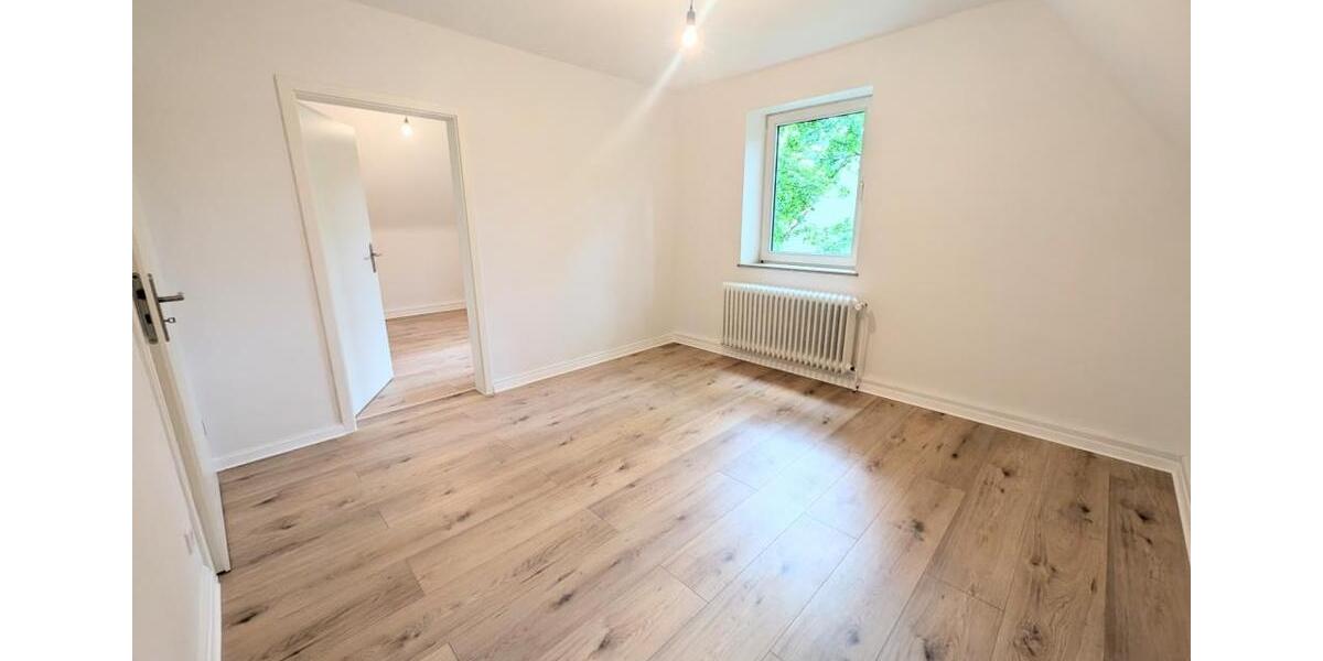 **Frisch renoviert: Helle DG-Wohnung mit Tageslichtbad und eigenem Gartenabteil** 3 zimmer