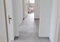 Moderne 3-Zi.-DG-Whg. (70 m²) mit Klima & Garage in ruhiger Lage