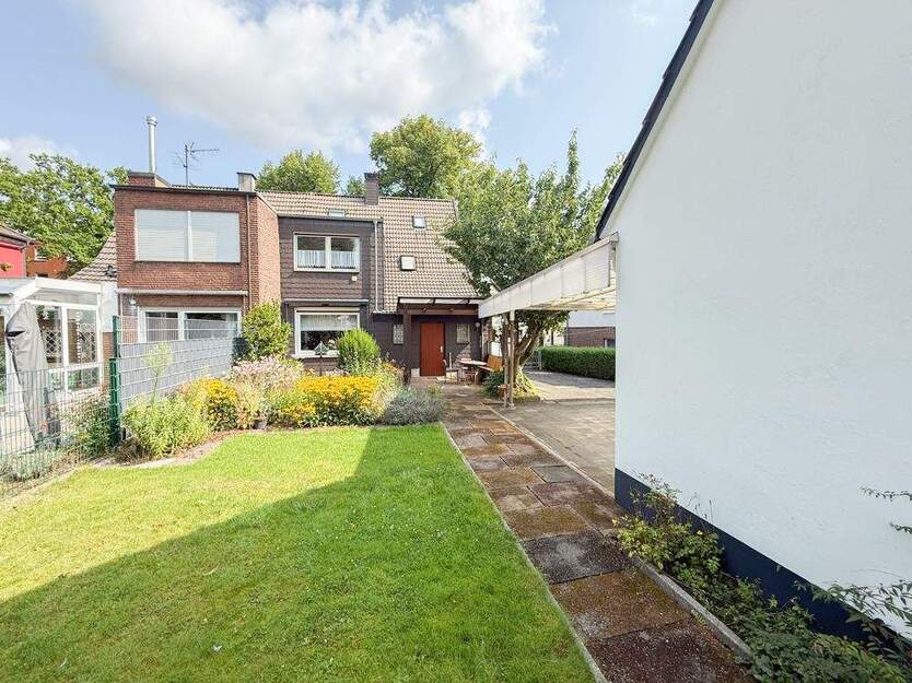 Doppelhaushälfte mit großem Garten und zwei Garagen in Recklinghausen- Hochlar 6 zimmer