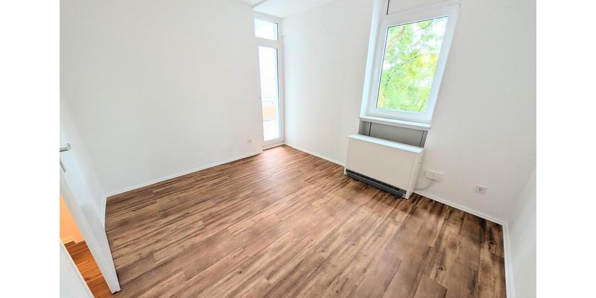 **Was will man mehr? +Balkon +frisch gestrichen +Laminat +modernes Badezimmer** 3 zimmer