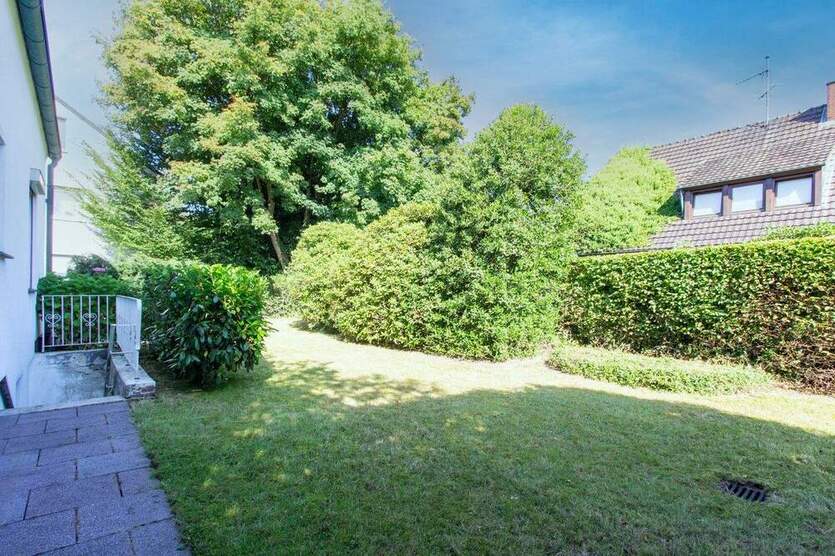 Blömker! Freistehendes Einfamilienhaus mit traumhaften Garten und zwei Garagen am Wittringer Wald! 4 zimmer