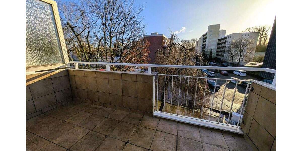 **VIEL PLATZ & POTENZIAL: 95 M² WOHNUNG MIT KAMINOFEN - SAARNER DORF FUSSLÄUFIG (ohne Provision!)** 3 zimmer