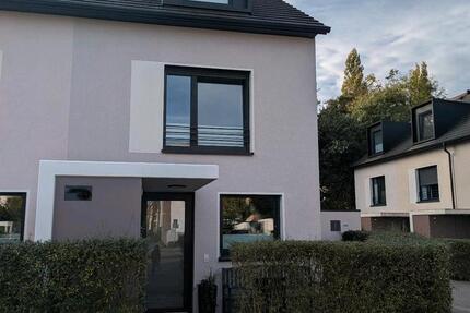 Modernes energieeffizientes Reihenendhaus mit Blick ins Grüne 5.5 zimmer