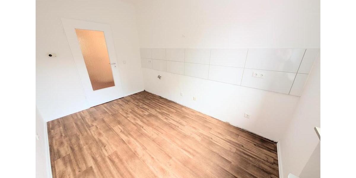 **Was will man mehr? +Balkon +frisch gestrichen +Laminat +modernes Badezimmer** 3 zimmer