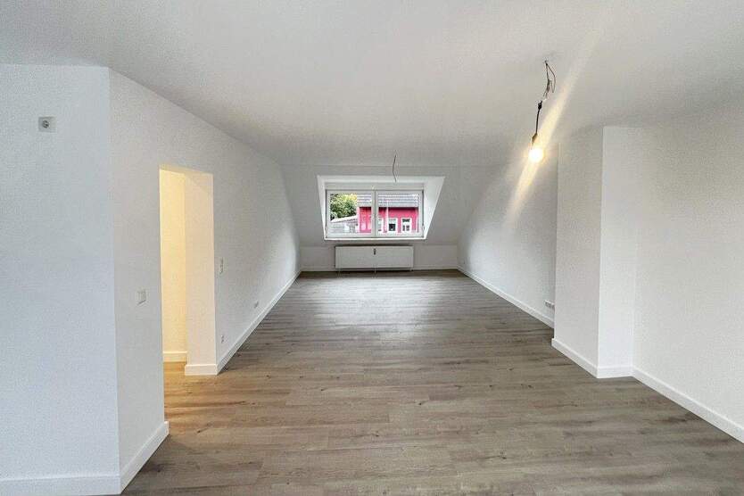 Dach-Schlösschen in Heisingen! Moderne 3½-R.-DG-Wohnung mit Balkon in ruhiger Seitenstraße 3 zimmer