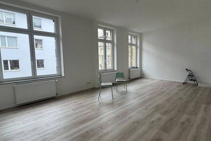 Renoviert, Waldnähe, Altbau, hohe Decken, Balkon, optimal für Familien mit EBK