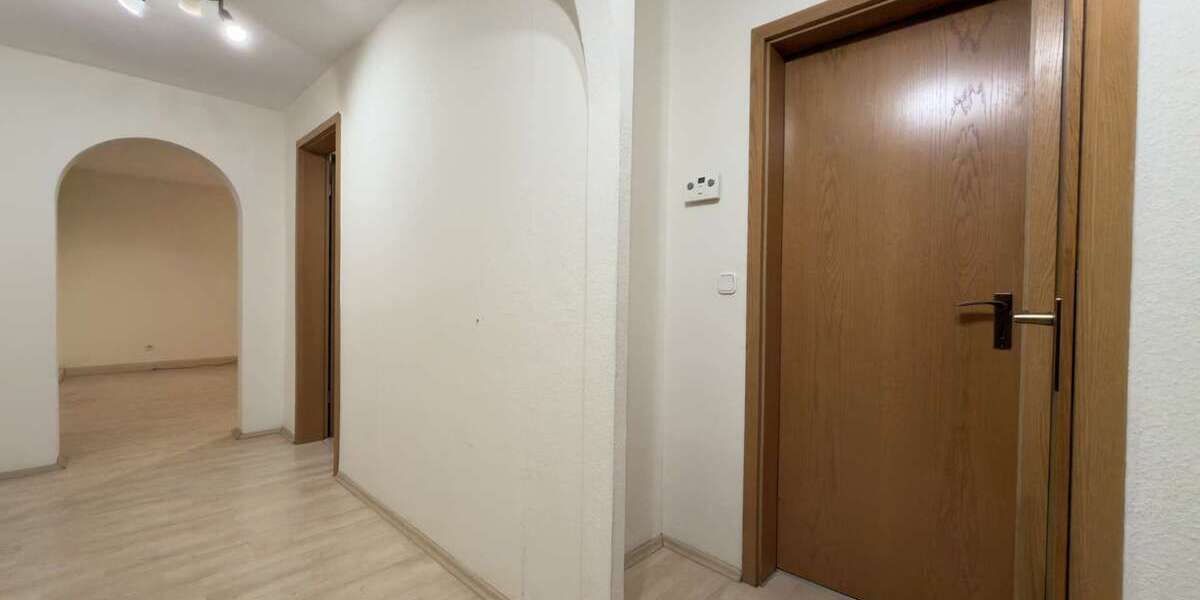 Gepflegte 3,5-Zimmer-Dachgeschosswohnung mit Einbauküche und Garage - Dachgeschoßwohnung Gelsenkirchen Gelsenkirchen-Mitte | Angebot:24740235