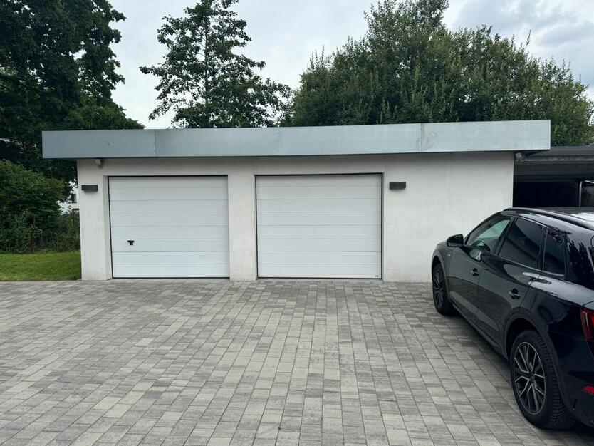 Einfamilienhaus Bungalow KFW45 mit 3 Garagen und Carport
