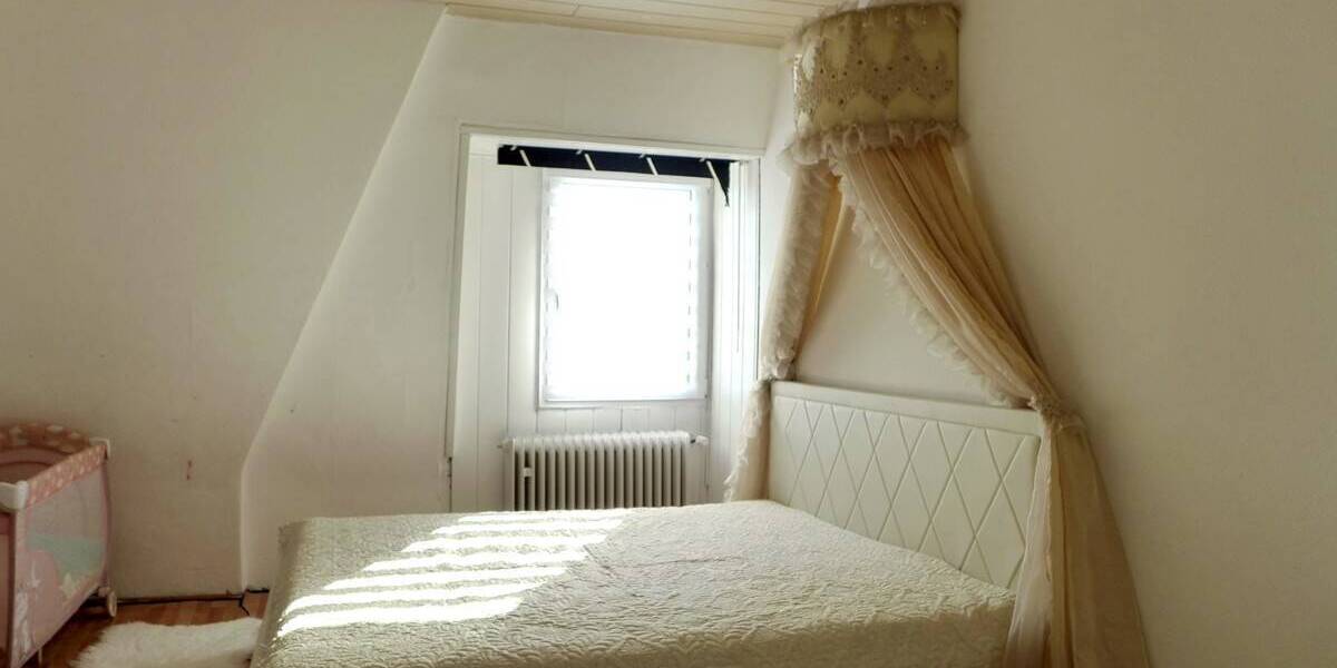 Imposantes Mehrfamilienhaus mit separatem Hintergebäude in zentraler Lage von Velbert. zimmer