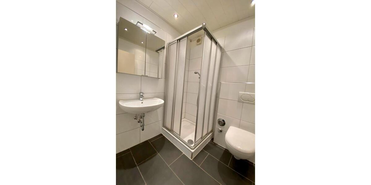 Erdgeschoß Wohnung Balkon Einbauküche PKW Stellplatz in Top Lage 1 zimmer