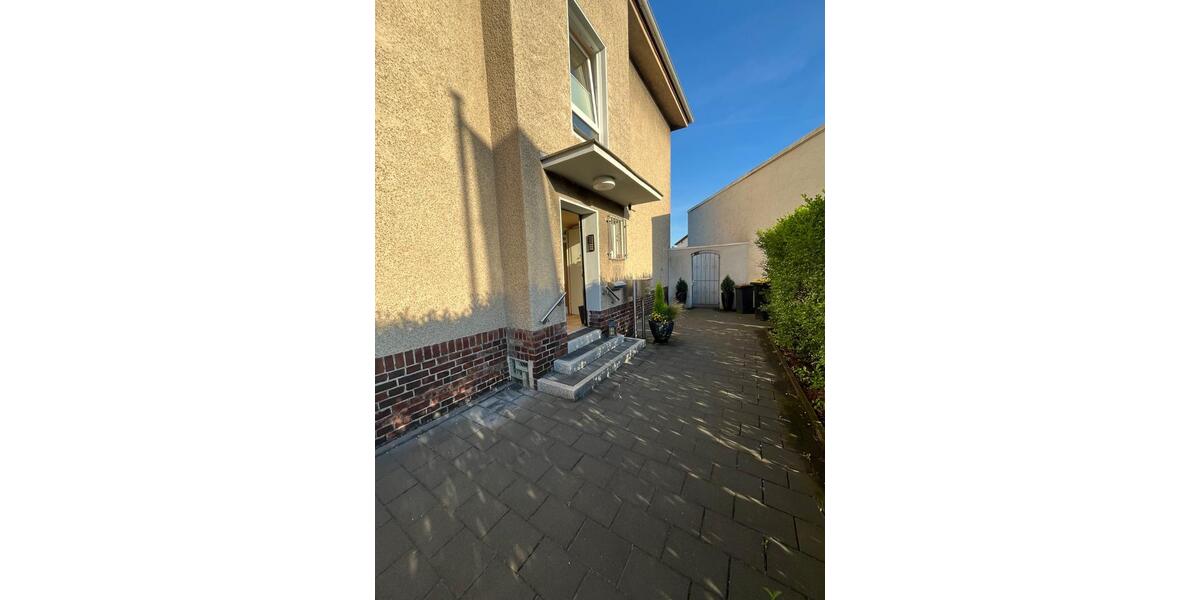 3 Familienhaus mit 2 Stellplätzen 12 zimmer