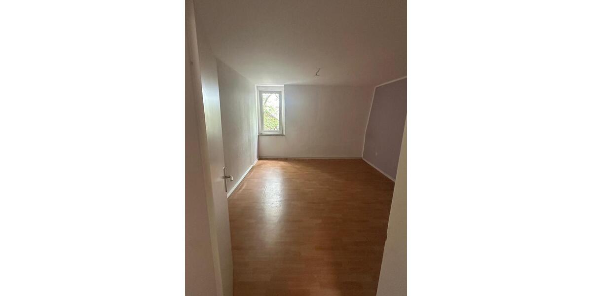 Dachgeschoßwohnung Duisburg Essenberg - 3 Zimmer, 82 m&sup2;, 500&euro; | Angebot:26428316