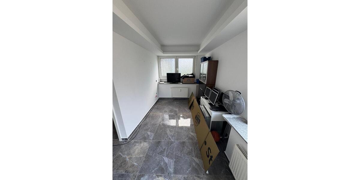 Saniertes Ladenlokal mit großer Straßenfront in OB-Sterkrade | zimmer