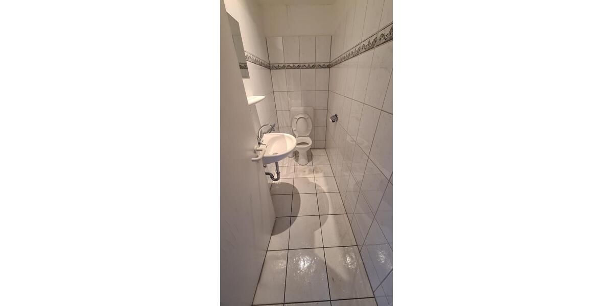 Büroräume + 4 Stellplätze außen zimmer