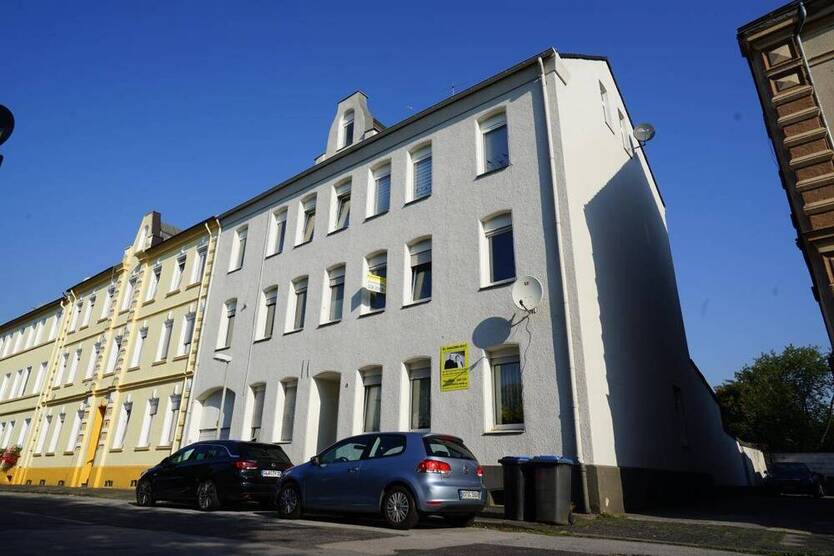 Mehrfamilienhaus mit einer 95 m² freien, renovierungsbedürftigen Wohnung
