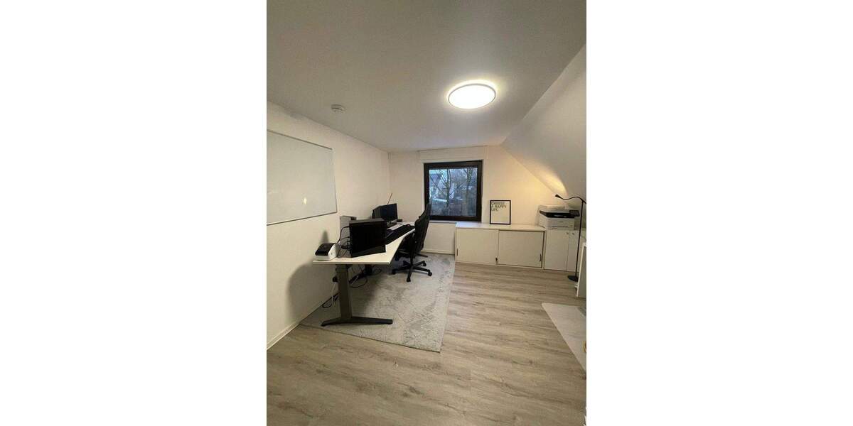 Luxuriöse, kernsanierte Wohnung mit Hauscharakter, Garage, besonderem Gartenanteil & eigenem Eingang 3 zimmer