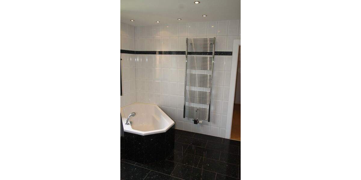 Zentral und grün gelegen in Ratingen Lintorf. Ideal für kleine Familie oder Berufspendler 5 zimmer