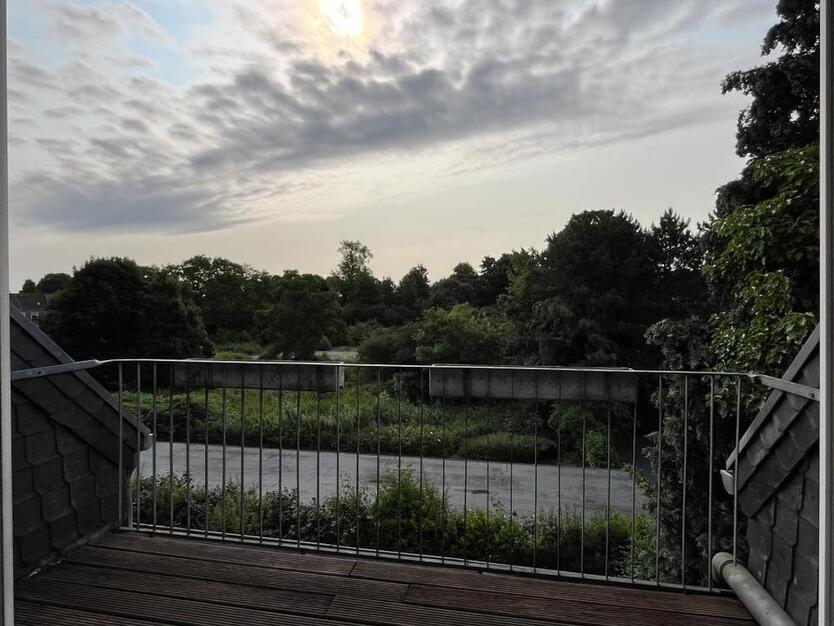 ~ Frisch renoviert + mit tollem Balkon ~ zimmer