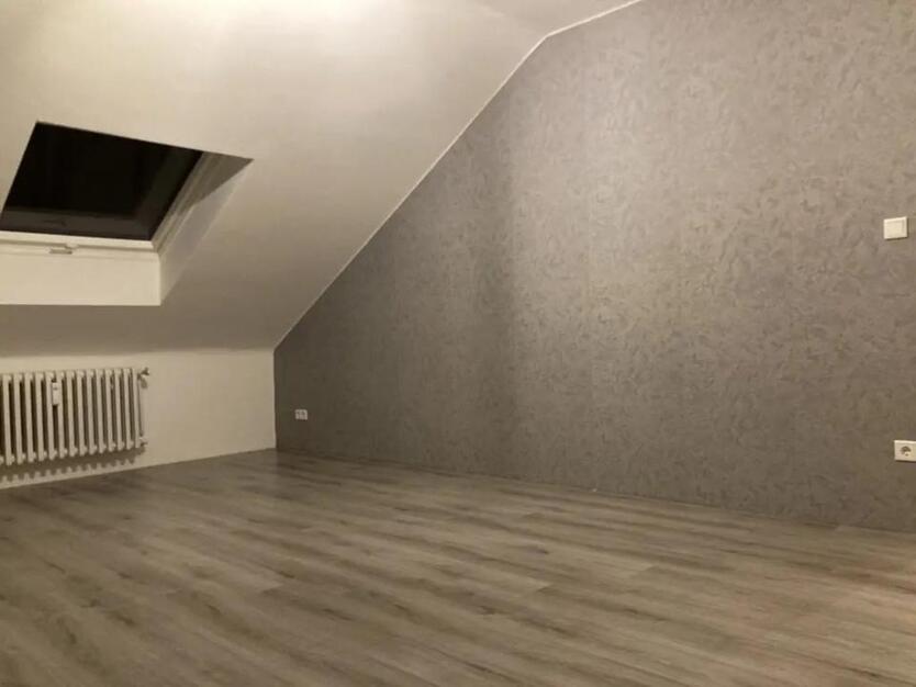 2,5-Zimmer-Dachgeschosswohnung zzgl. Kfz-Stellplatz ab 01.01.2026 zimmer