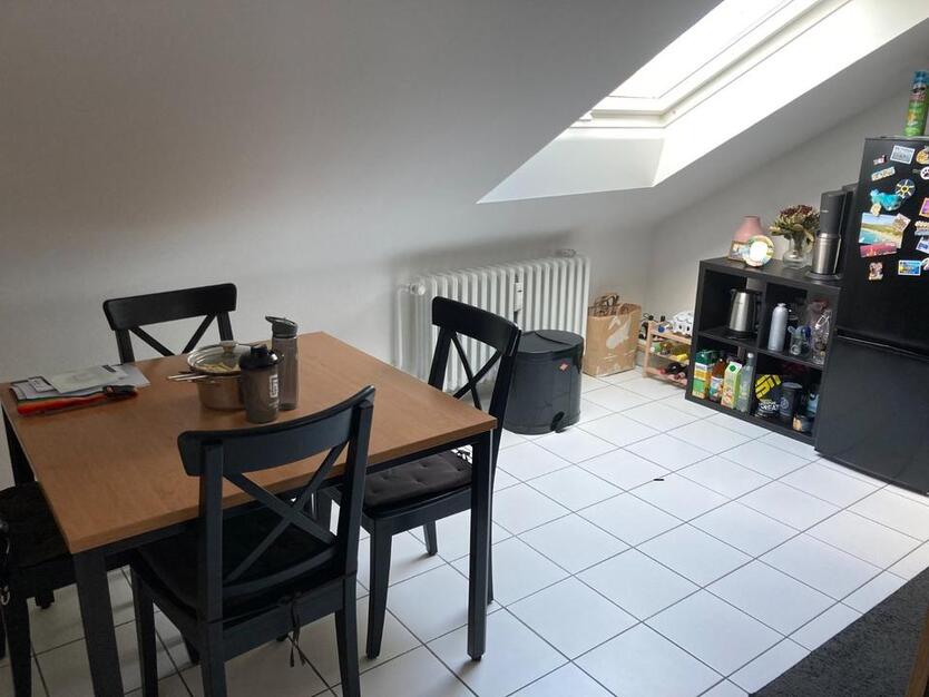 2,5-Zimmer-Dachgeschosswohnung zzgl. Kfz-Stellplatz ab 01.01.2026 zimmer