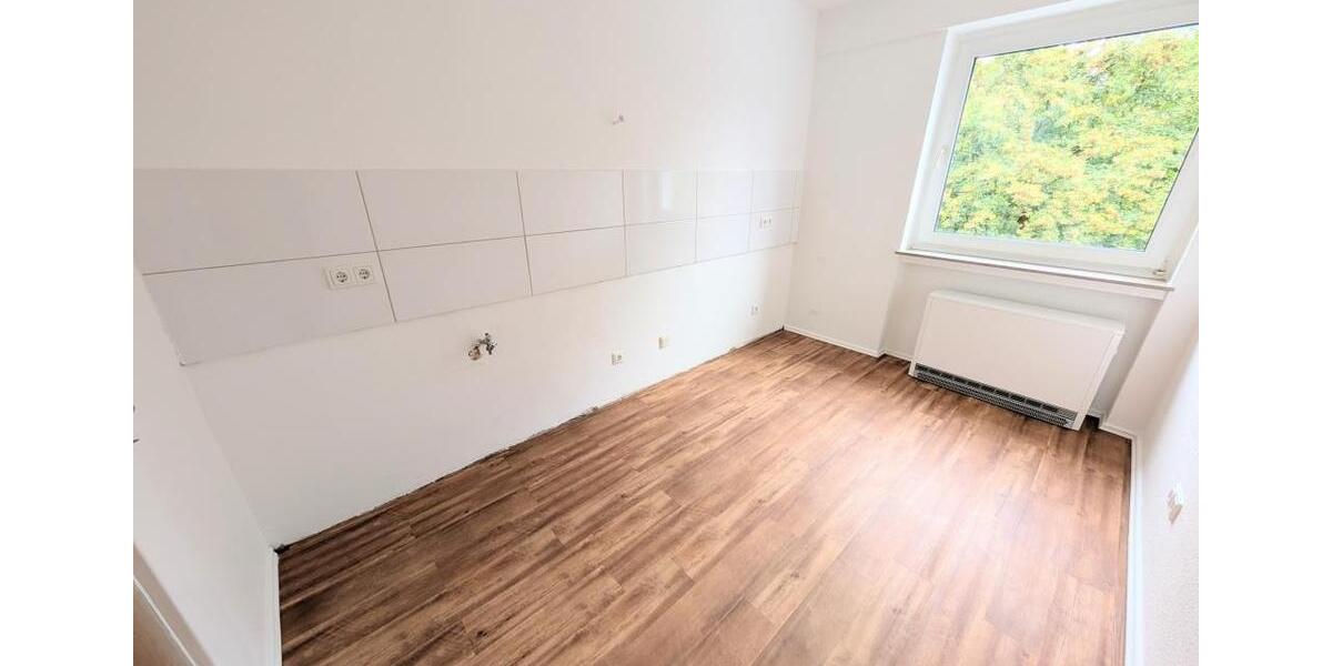 **Was will man mehr? +Balkon +frisch gestrichen +Laminat +modernes Badezimmer** 3 zimmer