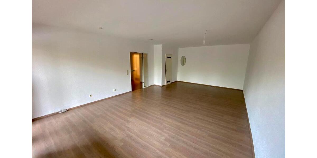 Erdgeschoß Wohnung Balkon Einbauküche PKW Stellplatz in Top Lage 1 zimmer