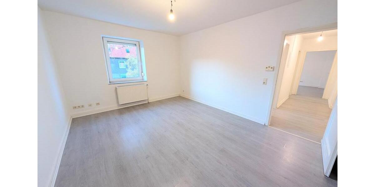 **Singles und Paare aufgepasst: +grauer Laminat +neues Tageslichtbad +frisch gestrichen** 2 zimmer